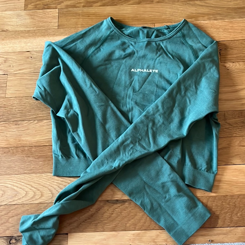 Alphalete amplify long sleeve crop size M